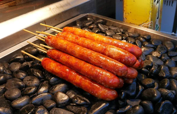 Lezzetli Tayvanlı sosis siyah lav rock ızgara üzerinde sopa üzerinde