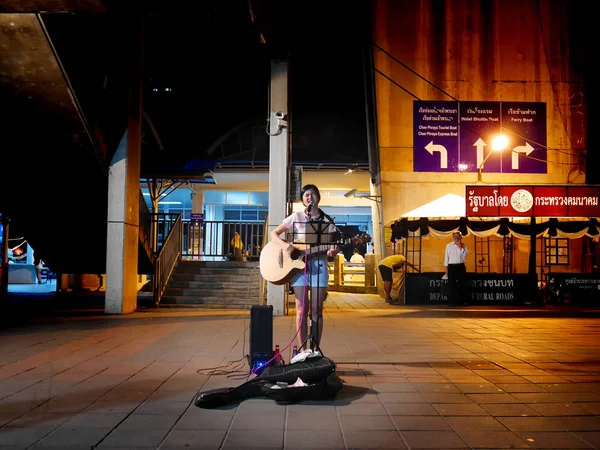 Bangkok, Tayland - 19 Aralık 2016: şarkı ve Eminönü İskelesi'gitar çalmak kız