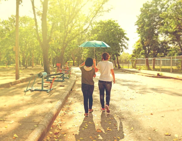 Arkadaşlarım şemsiye paylaşımı