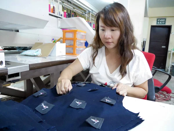 Hazır giyim Fabrikası'nda kadın işçi