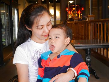 Gülümseyen genç anne ve oğlu komik surat yapıyor