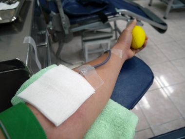 Kan bağışı sırasında kan döner kol  