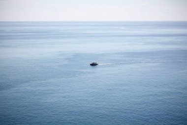 Yüksek üstten görünüm geniş mavi Açık Deniz yüzeyinden teknede bir yolcu