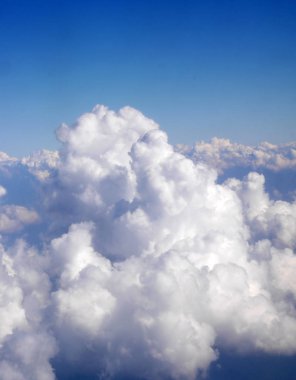 Beyaz bulutlar havadan görünümü açık mavi gökyüzü üzerinde