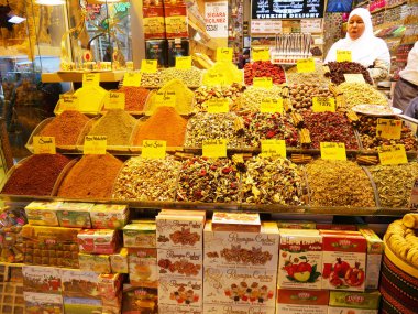 Istanbul, Türkiye-5 Mart 2017: Spice Market 'te baharatlar ve çay satışı