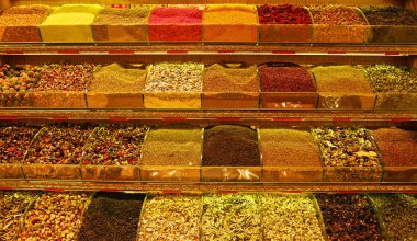Istanbul 'da satış için Türk çayı çeşitleri