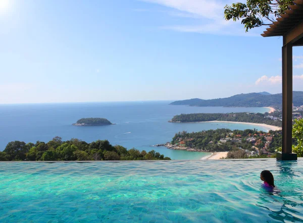 Sonsuzluk havuzu okyanus ve şehir bakan kız