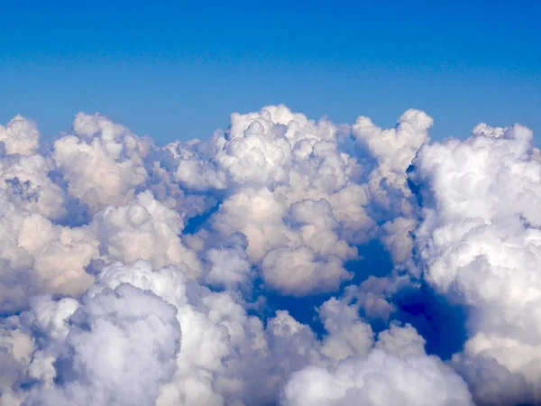 깊고 푸른 하늘에 빽빽한 구름과 함께 클로즈업 cloudscape — 스톡 사진
