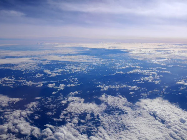 Paesaggio aereo nuvoloso con cielo blu — Foto Stock