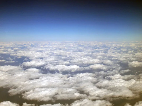 Koyu mavi gökyüzü ile bulutların üstünde