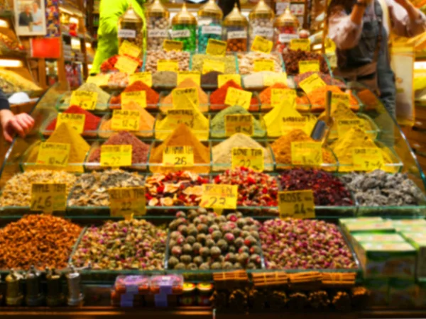 Istanbul, Türkiye-5 Mart 2017: Spice Market 'te baharatlar ve çay satışı