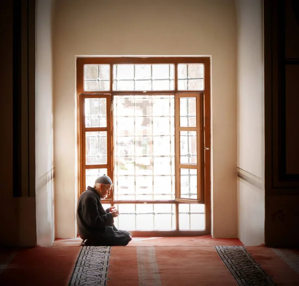 Bursa, Türkiye - 6 Mart 2017: Grand camide dua müminin