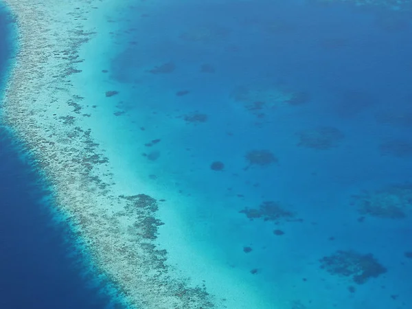 몰디브에 맑고 푸른 바닷물을 통해 본 수 중 산호초와 산호초의 공중 전망. 몰디브는 인도양에서 열 대 섬나라 이상 천 섬 이루어져. — 스톡 사진
