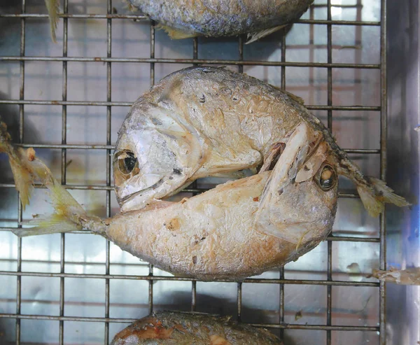 2 caballa frita en el estante de enfriamiento de alambre . — Foto de Stock