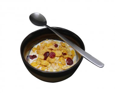 Gevrek ve sağlıklı organik Kahvaltı gevreği koyu siyah el yapımı seramik kase kırmızı kurutulmuş kızılcık ve soğuk soya sütü ile pul. Kase kaşık. Kırpma yolu ile beyaz arka plan üzerinde izole.