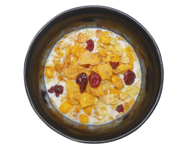 Gevrek ve sağlıklı organik Kahvaltı gevreği koyu siyah el yapımı seramik kase kırmızı kurutulmuş kızılcık ve soğuk soya sütü ile pul. Kırpma yolu ile beyaz arka plan üzerinde izole.