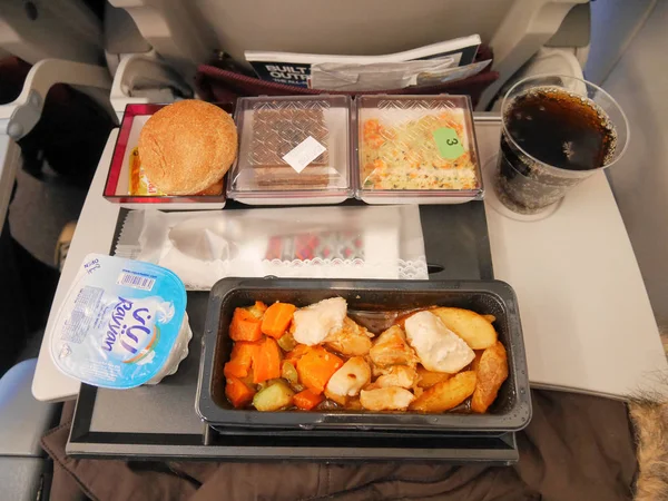 DOHA, QATAR - 4 marzo 2017: la classe Economy ha organizzato un pasto sul volo Qatar Airways da Doha a Istanbul, Turchia — Foto Stock
