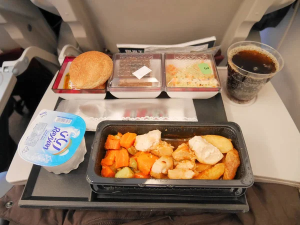 DOHA, QATAR - 4 marzo 2017: la classe Economy ha organizzato un pasto sul volo Qatar Airways da Doha a Istanbul, Turchia — Foto Stock
