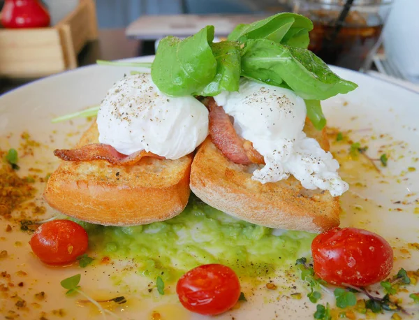 Yumurta Benedict tost pastırma, roket salata, avokado sos ve domates ile