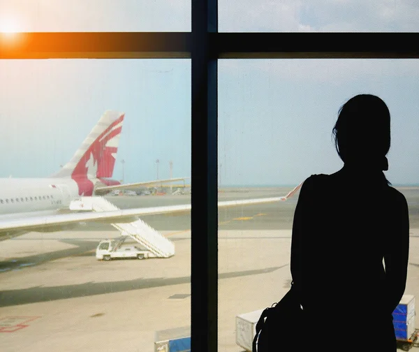 Passeggero in attesa di salire a bordo di un volo Qatar airways per Istanbul, Turchia — Foto Stock