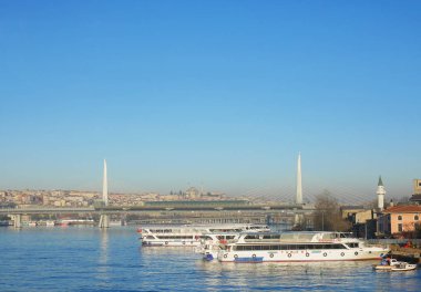 Haliç Metro Köprüsü, ön planda boğaz boğaz turizm teknelerle