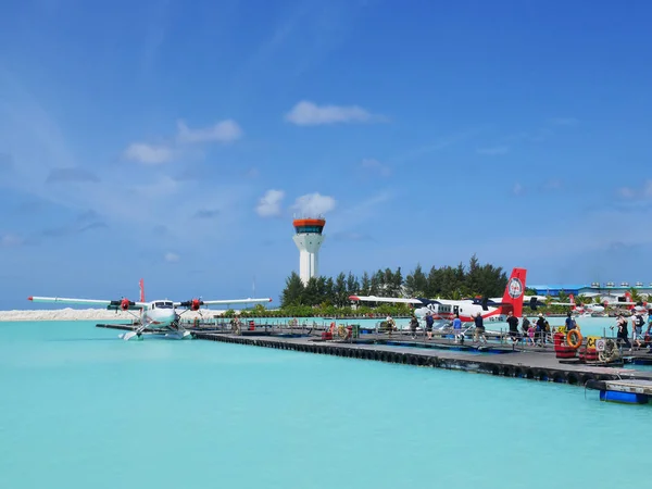 Male, Malediwy - 14 lipca 2017: Turystów przygotowuje się na wodnosamolotów w męskiej hydroplanem terminali. — Zdjęcie stockowe