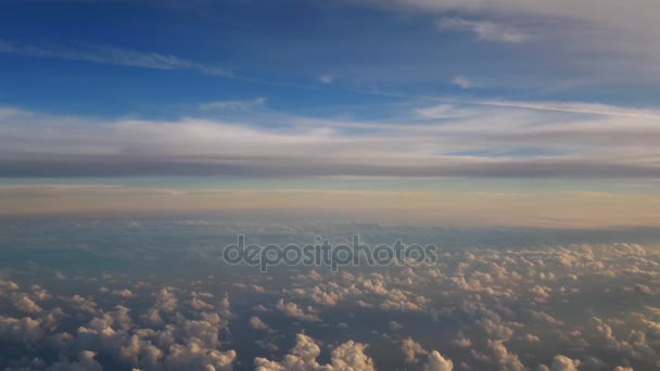 Hermosa vista aérea del paisaje nuboso desde el nivel del cielo, mostrando un paisaje celestial de nubes moviéndose, tanto arriba como abajo en luces rosadas pálidas de la tarde a la derecha, y el color azul del cielo en la parte superior — Vídeos de Stock