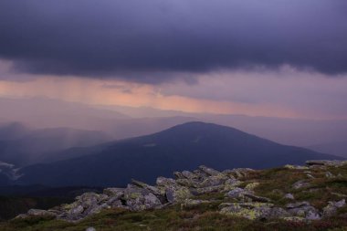 Dağlarda fırtına önce günbatımı