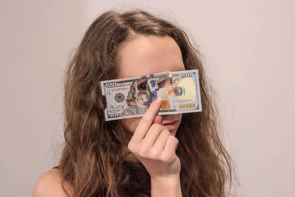 Yırtık Doları banknot seyir gizemli kız portresi yakın çekim