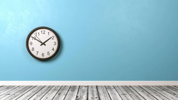 Horloge contre le mur dans la salle de plancher en bois — Photo