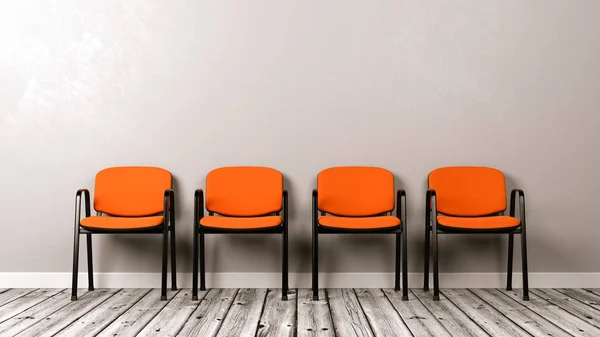 Rij van stoelen op houten vloer tegen muur — Stockfoto