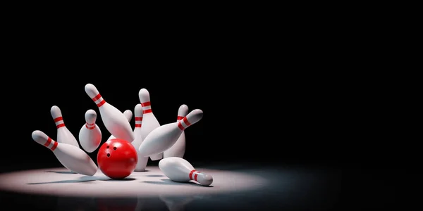 Bowling Strike av Skittles Spotlighted på svart bakgrund — Stockfoto