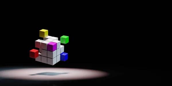 Combinaison de cubes multicolores mis en lumière sur fond noir — Photo