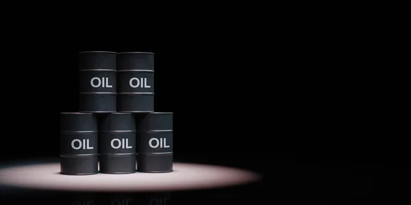 Нефтяные бочки на черном фоне — стоковое фото