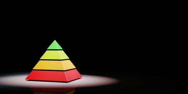 Čtyři úrovně Pyramida Spotlight na černém pozadí — Stock fotografie