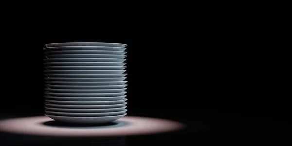 Tas de vaisselle en porcelaine blanche mis en lumière sur fond noir — Photo