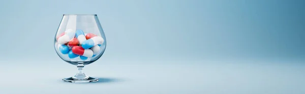 Pastillas en un vaso de agua —  Fotos de Stock