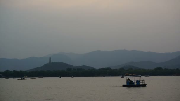 Time Lapse di barche sul fiume al tramonto — Video Stock