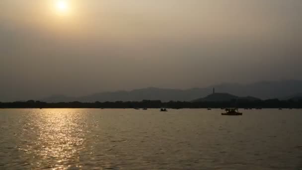 Time-lapse van boten op rivier bij zonsondergang — Stockvideo