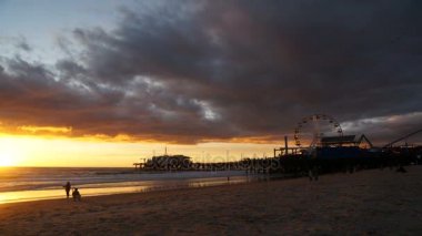 Zaman atlamalı at Santa Monica Pier parlak günbatımı