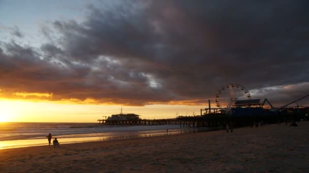 Upływ czasu genialny zachód słońca w Santa Monica Pier — Wideo stockowe