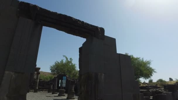 Lassan panoráma keresztül ősi fekete City Gate — Stock videók