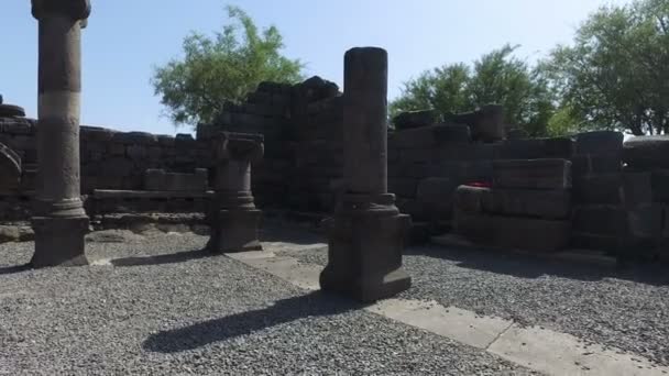 Spaziergang durch alte Synagogenruine — Stockvideo