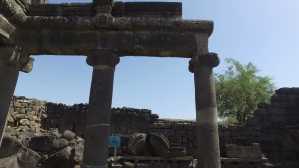 Slow Pan Down Ancient Pillars in City Ruins — Stock Video