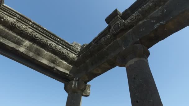 Langsame Pfanne an der Spitze der alten schwarzen Synagoge — Stockvideo