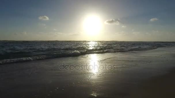 Hullámok Leppelő fel a Beach, a Földközi-tenger, Izrael — Stock videók