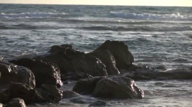 Yavaş dalgalar kayaların arasında kırma