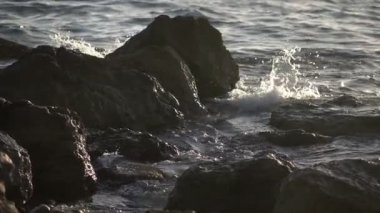 Ağır çekim Surf üzerinde kayalık sahil şeridi kırma