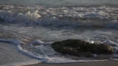 Ocean Surf Beach buzlu çevresinde yavaş yavaş yıkama