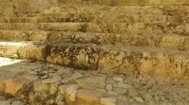 Yavaş yavaş basamak Herod Sarayı kadar yürüyüş